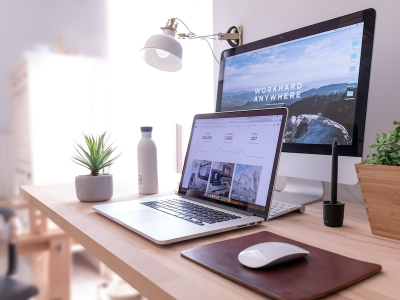 image- workspace by domenico-loia-hGV2TfOh0ns-unsplash 800 600